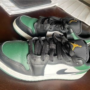 Jordan 1 low - green toe, Women’s Size 6.5, 7 or kids 5.5Y